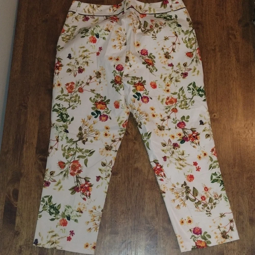 Disney White Floral Alice Through The Looking Glass Capri Pants 8 - Picture 5 of 5